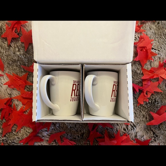 TAYLOR SWIFT RED LIMITED EDITION CAPITAL ONE PROMO BUNDLE- TOTE, MUGS, P… - Picture 4 of 5